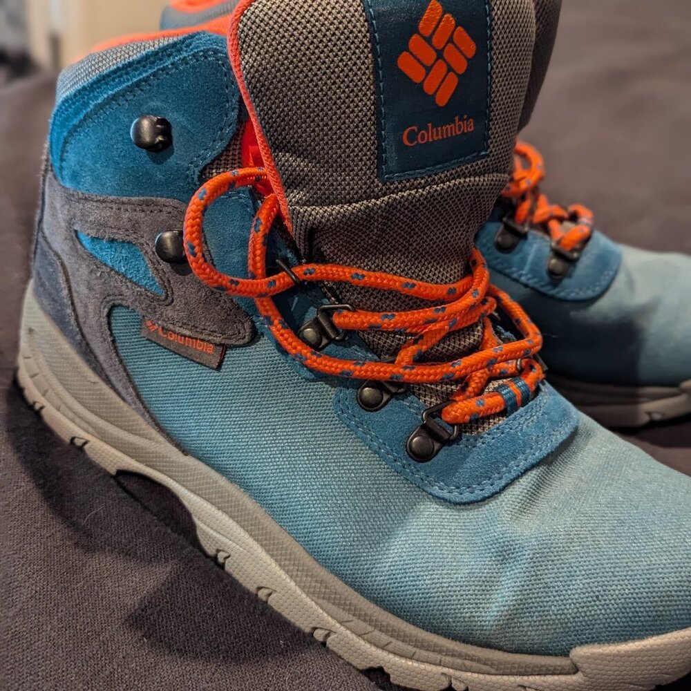 Columbia Newton Ridge teal and orange boots size 9.5